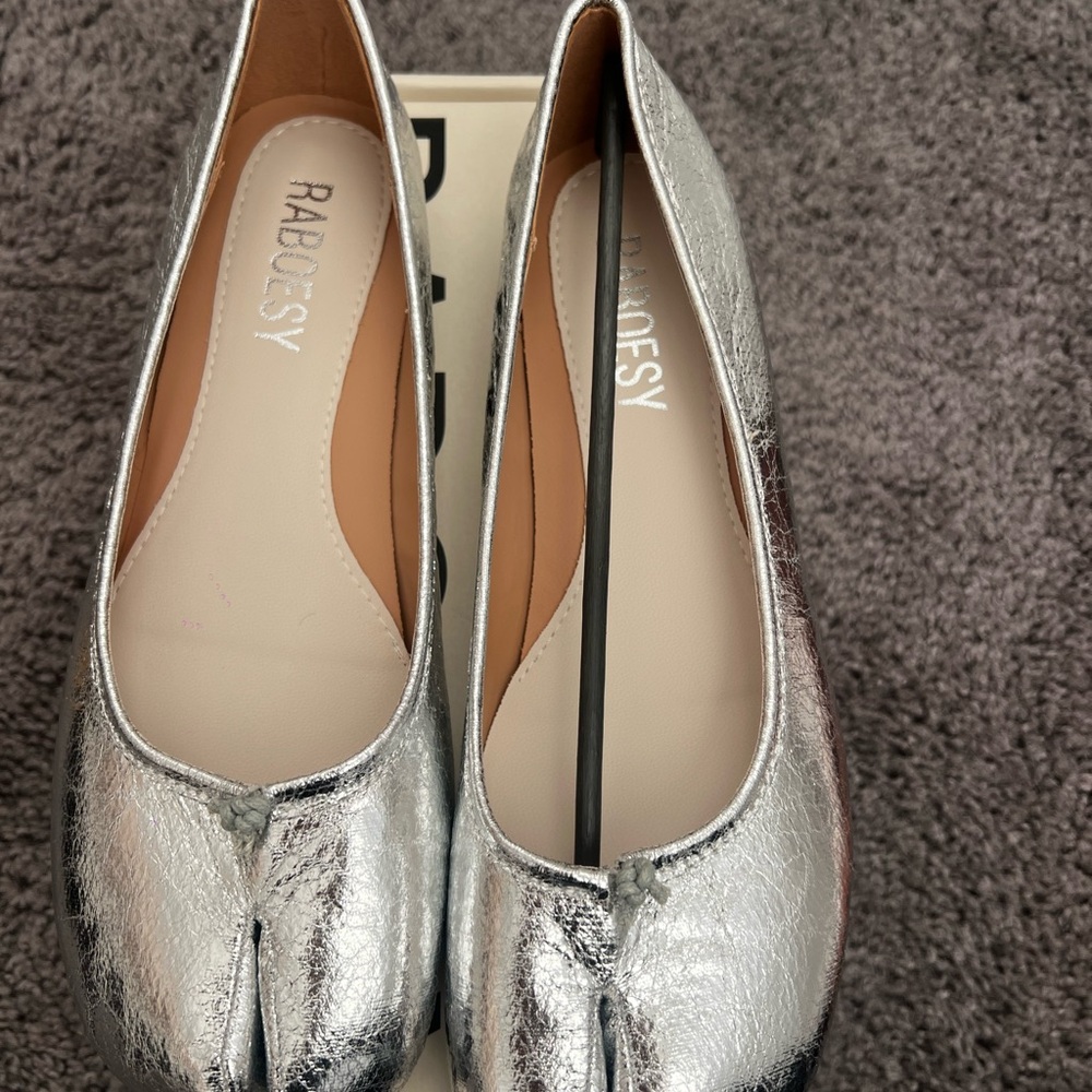 New Silver Raboesy Tabi Flats Size 9 Women’s - Picture 5 of 7